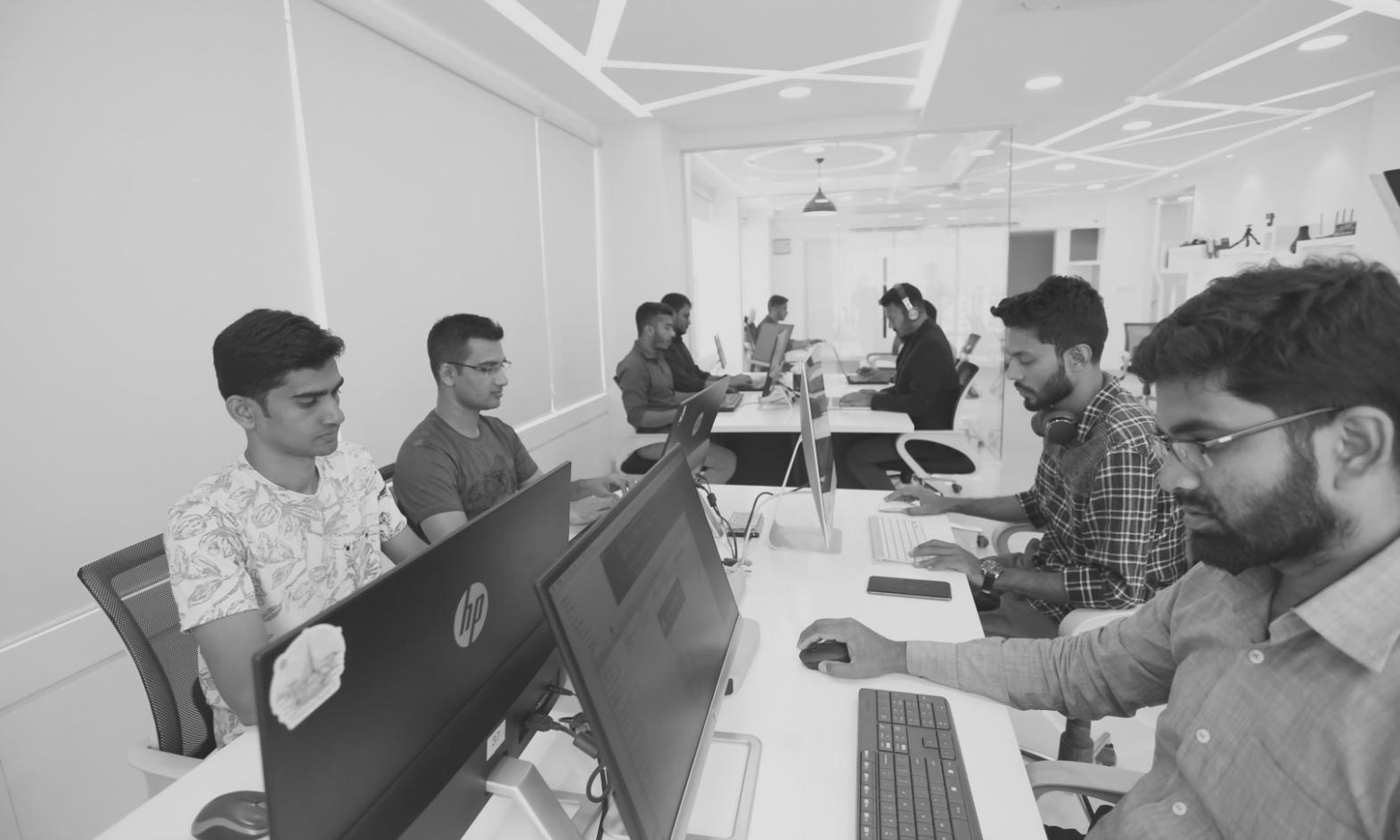 Ambiente de desenvolvimento de jogos com múltiplas telas mostrando interfaces de cassino social